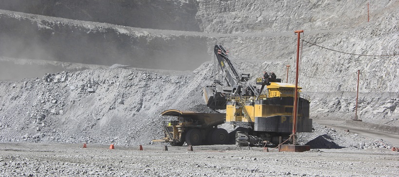 Esta iniciativa busca articular de manera colaborativa a las áreas de mantenimiento mina, carguío y transporte, capacitación y a los propios operadores, con el fin de identificar, analizar y erradicar prácticas inadecuadas en la operación.