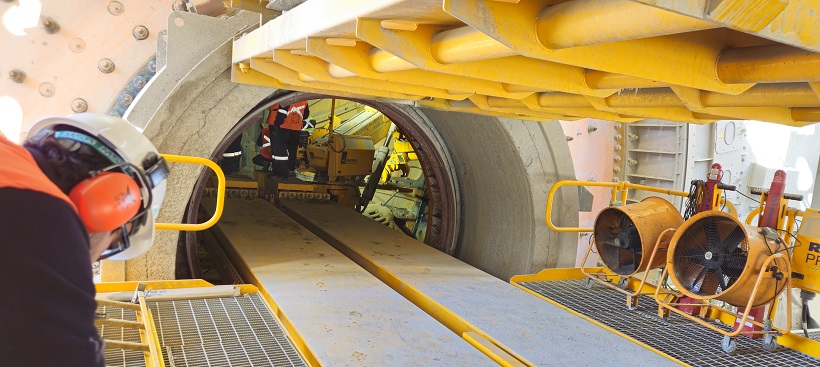 Implicó mover cerca de 400 personas, organizar turnos día y noche, facilitar espacios de habitabilidad y ejecutar el recambio de unas 400 piezas de revestimiento, además de dos correas. Todo eso en apenas cinco días.